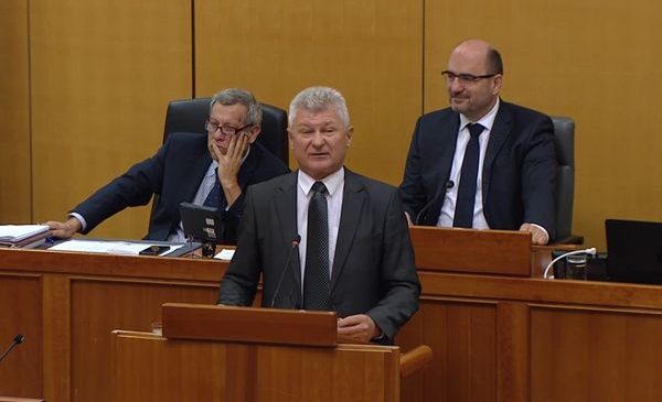 (video) Branko Hrg: “Činjenica je da je Milanovićeva vlada zaustavila projekt financiranja vodovoda u Apatovcu, je li njegova izjava motivirala razbijanje ploče u Glogovnici?!”