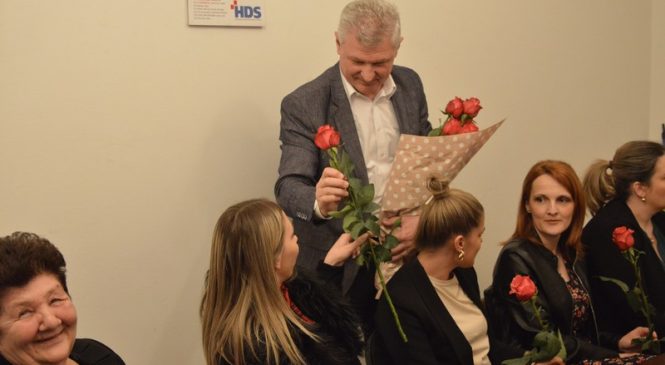 Branko Hrg podijelio ruže povodom Međunarodnog dana žena